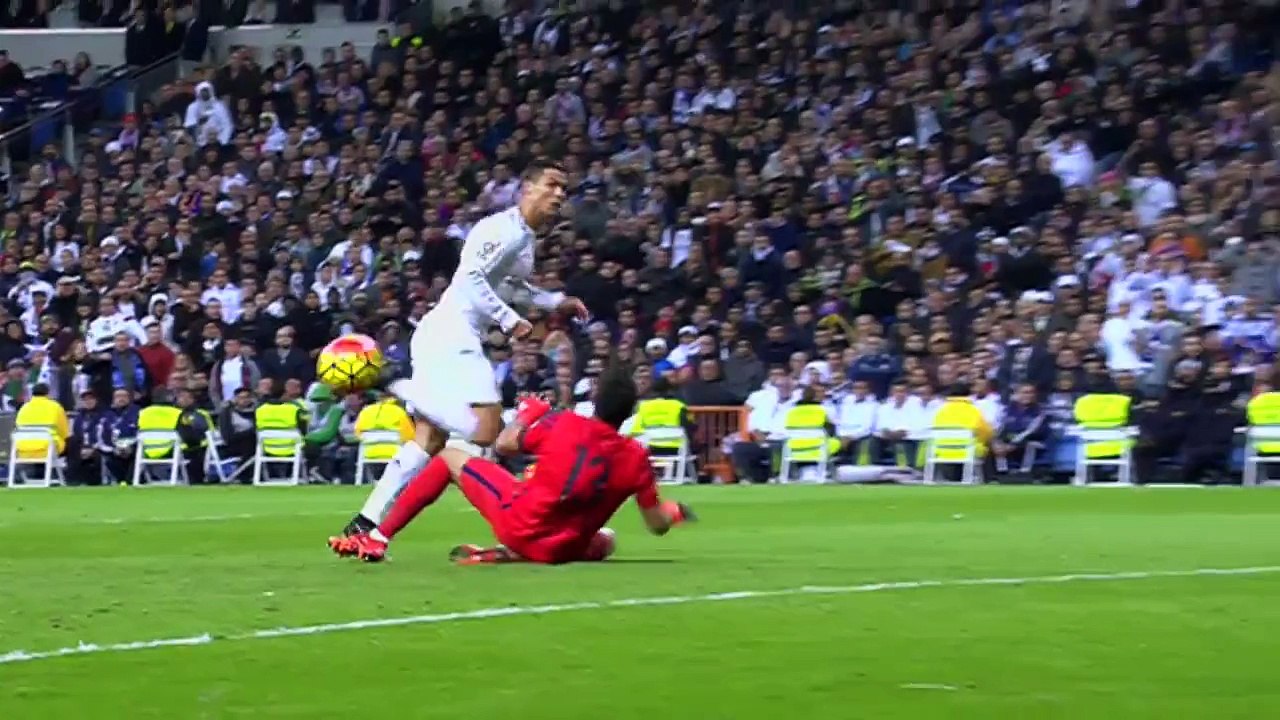 Todos los paradones de Claudio Bravo ante el Real Madrid