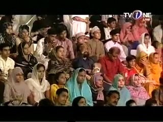 Télécharger la video: Aaj Ashq Mere Naat sunaye to Ajab kia by Owais Raza Qadri (Emotional)