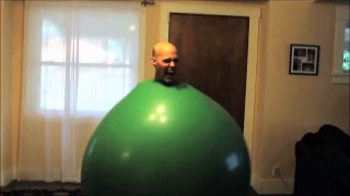 Il danse du son électro dans un ballon vert géant !