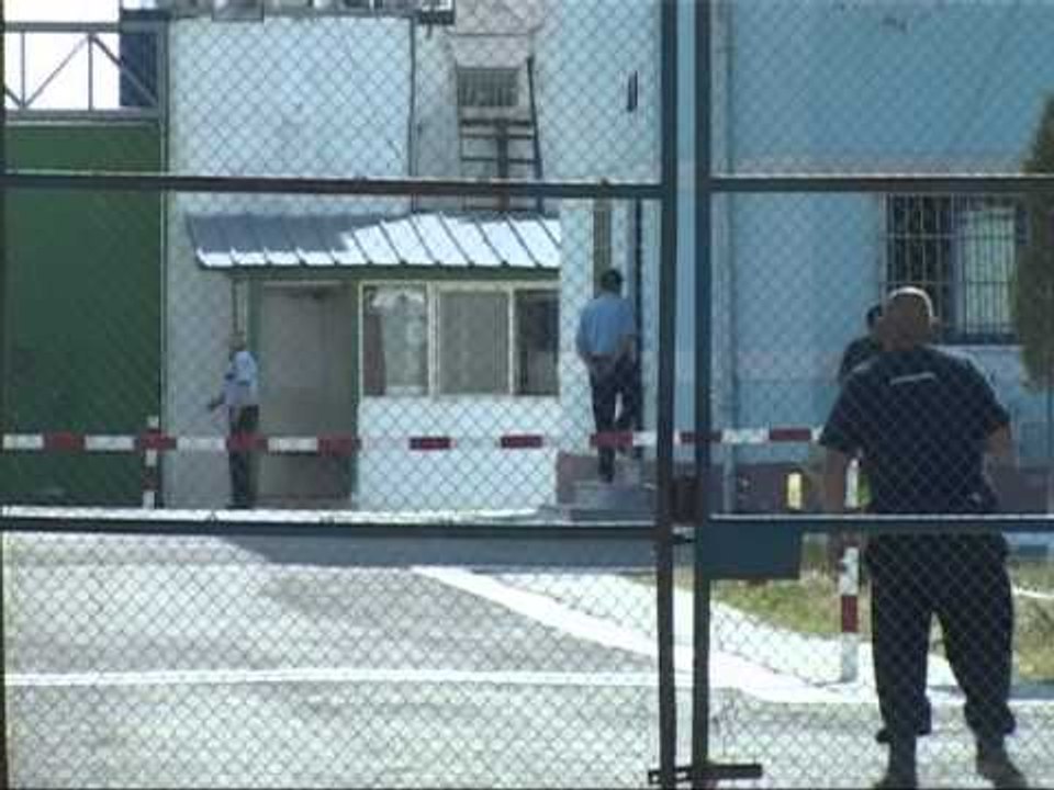 TE BURGOSURIT NE GREVA GREVA URIE NE BURGJET E VENDIT PER SHKAK TE AMNISTISE LAJM