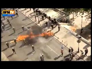 Tải video: PROTESTA NE GREQI NJE I VDEKUR DHE DISA TE PLAGOSUR NE RRUGET E ATHINES LAJM