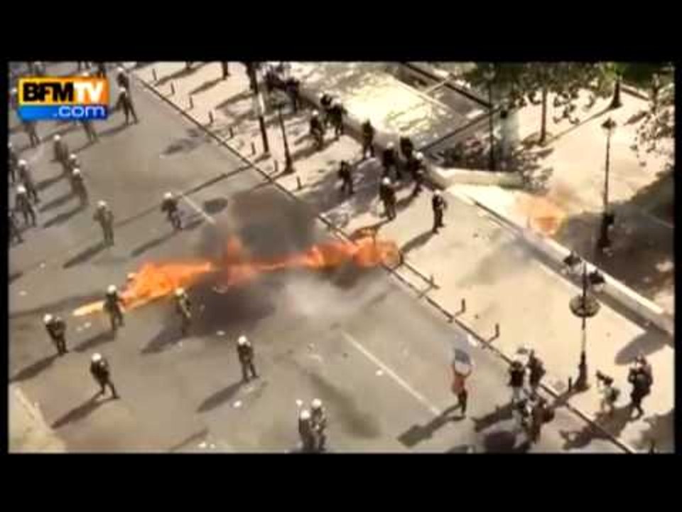 PROTESTA NE GREQI NJE I VDEKUR DHE DISA TE PLAGOSUR NE RRUGET E ATHINES LAJM