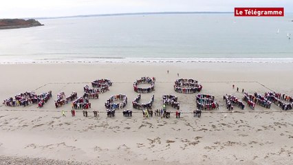 Download Video: Trébeurden (22). Plus de 1.000 personnes contre l'extraction de sable