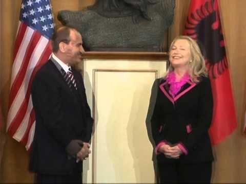 VIZITA E CLINTON SEKRETARJA E SHTETIT TAKON NISHANIN,BERISHEN DHE RAMEN LAJM