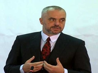 RAMA NE GJAKOVE ÇEL EKSPOZITEN E FLAMUREVE PER 100 VJETORIN E PAVARESISE LAJM