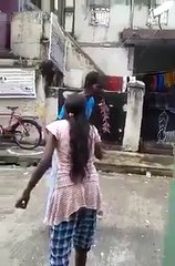 ye orat kia kar rahi ha