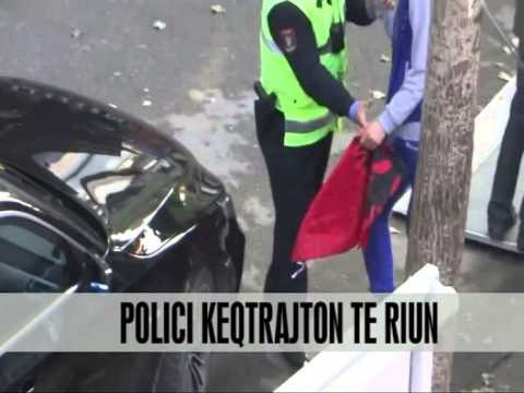 Polici keqtrajton te riun ne zonën e ish-bllokut Vizion Plus - News - Lajme