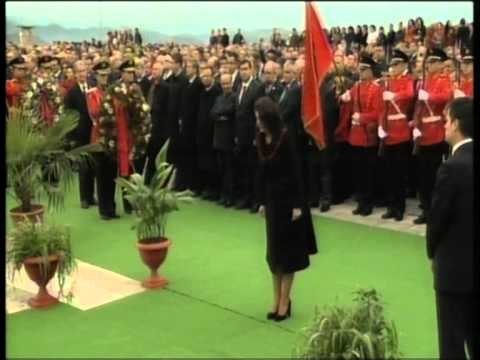 VARREZAT E DESHMOREVE KRERET E SHTETIT KURORA NE MONUMENTIN NENE SHQIPERI LAJM