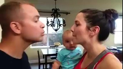 мама с папой целуются ,а ребенок смеется :