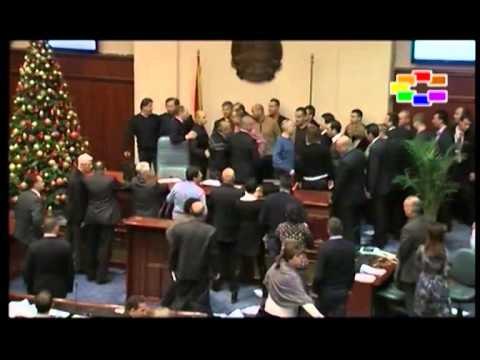 DHUNA NE PARLAMENT REAGON ME KEQARDHJE PRESIDENTI MAQEDONAS IVANOV LAJM