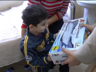 FEMIJET E SEMURE KRYETARJA E KUVENDIT TOPALLI DHURATA NE PEDIATRI LAJM