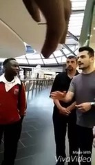 Ils ne peuvent pas entre dans un Apple Store car ils sont noirs - vidéo Dailymotion(1)