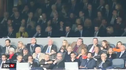 Gesto de Florentino a la afición de ¿qué queréis que haga yo