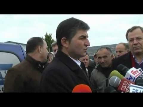 PROTESTE PER RRUGEN BANORET E FSHATRAVE TE VLORES DENONCOJNE GJENDJEN E RRUGES LAJM