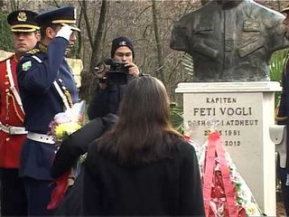 USHTAR FETI VOGLI PERKUJTOHET NE NJE VJETORIN E RENIES NE AFGANISTAN LAJM