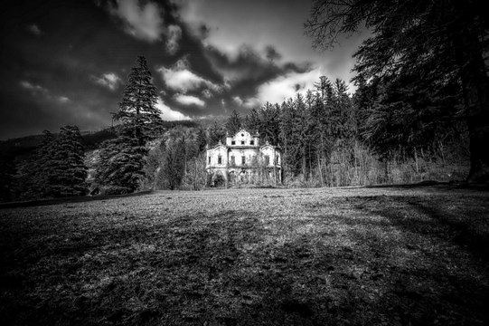 Villa De Vecchi-La Maledetta Villa Rossa-Bindo di Cortenova-Lecco-Italia