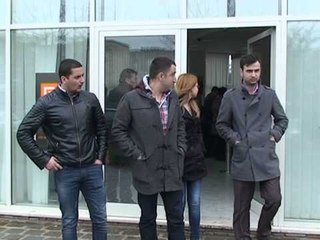 PROTESTE KUNDER DOLLAPIT-PUNETORET E PUSHUAR NGA PUNA NE CEZ KERKOJNE DREJTESI-LAJM