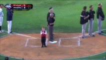 Avant un match, un enfant chante l'hymne australien malgré une crise de hoquet