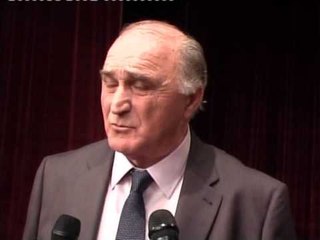 TEATRI BYLIS I FIERIT-RIKTHET NE SKENE PAS 30 VJETESH REGJIZORI LEKA BUNGO-LAJM