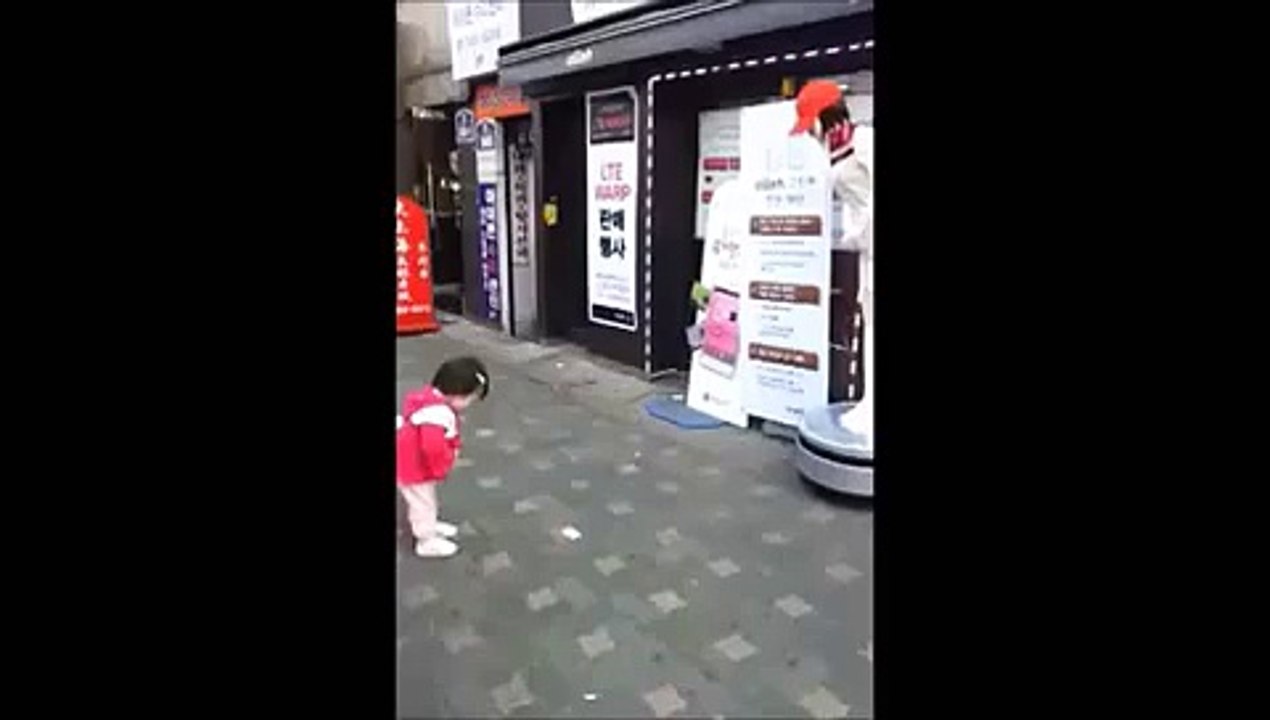 道端でおじぎをする女の子かわいすぎ