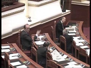 Download Video: TENSIONE NE KUVEND-DEPUTETI I PD SULA KERCENON DEPUTETIN SOCIALIST BALLA-LAJM