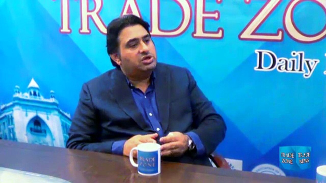 A.K. Memon discussing with Noman Ahmed Shaikh - Senior Vice Chairman (REAP) at Trade Zone.