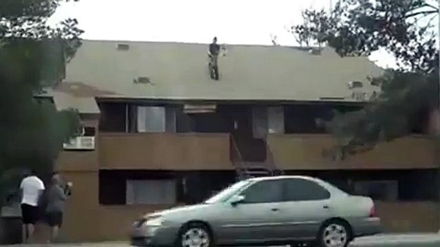 Прыжок велосипедиста с крыши