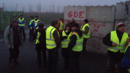 下载视频: Nouveau blocage devant le site GDE ce lundi matin