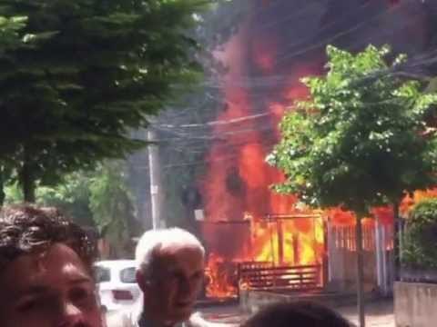 ZJARR NE ISH BLLOK-SHKRUMBOHET NGA FLAKET NJE LOKAL NE KRYEQYTET-LAJM