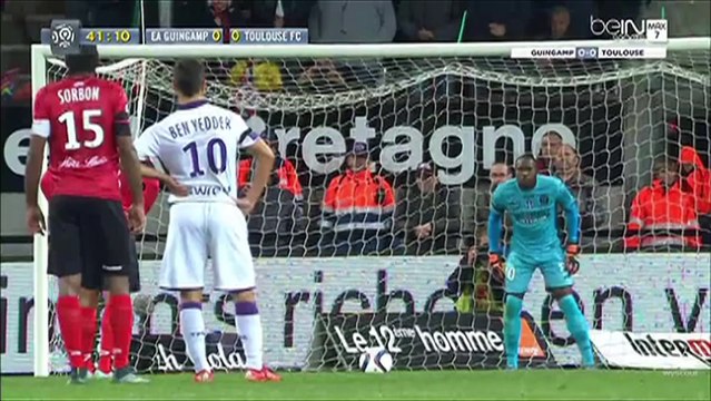 Le pénalty de Briand détourné par Ali Ahamada face à Guingamp