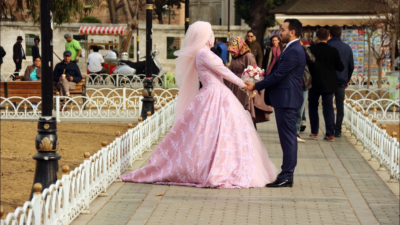 Pembe Gelinlikli Gelin