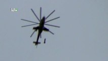 Un hélicoptère Syrien lache de barils de bombe sur une ville : explosion violente