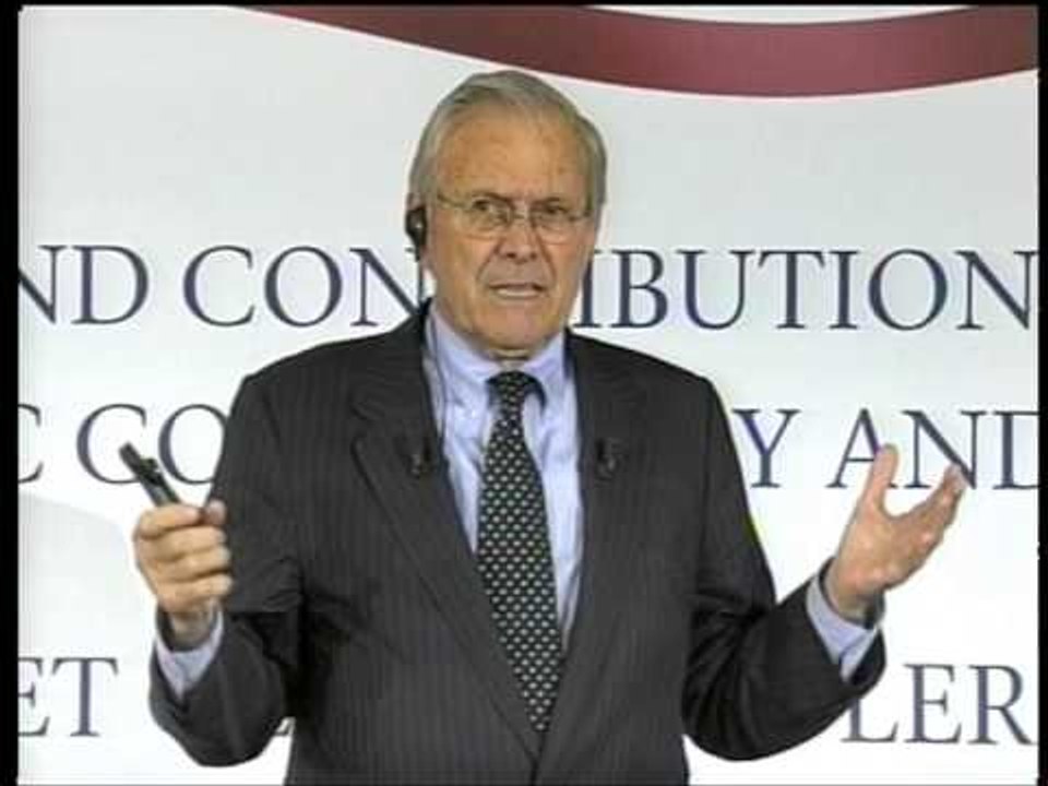 RUMSFELD NE TIRANE-ISH SEKRETARI AMERIKAN I MBROJTJES NE FUSHATE ME BERISHEN LAJM