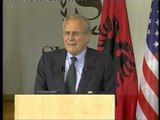 RUMSFELD NE TIRANE ISH SEKRETARI AMERIKAN I MBROJTJES NE FUSHATE ME BERISHEN LAJM