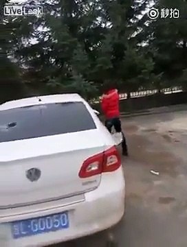 Une Femme trompée Passe ses Nerfs sur la Voiture de son Mari