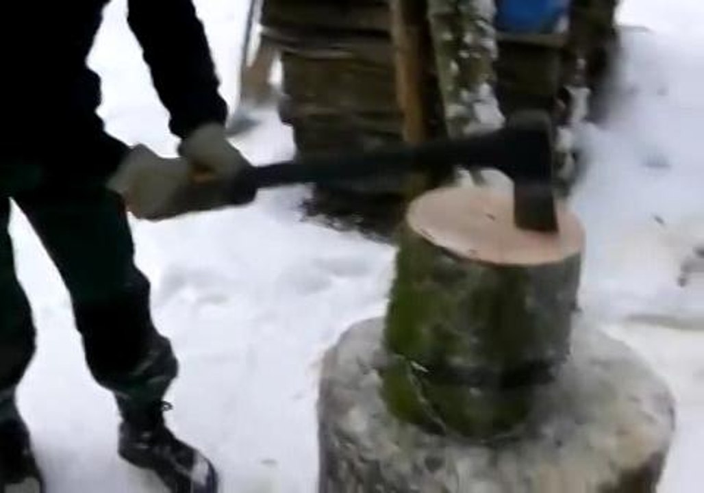 Simple device for wood chopping