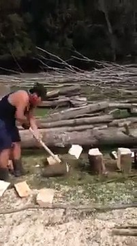 Super-Bûcheron fend des Bûches plus vite qu'une Tronçonneuse