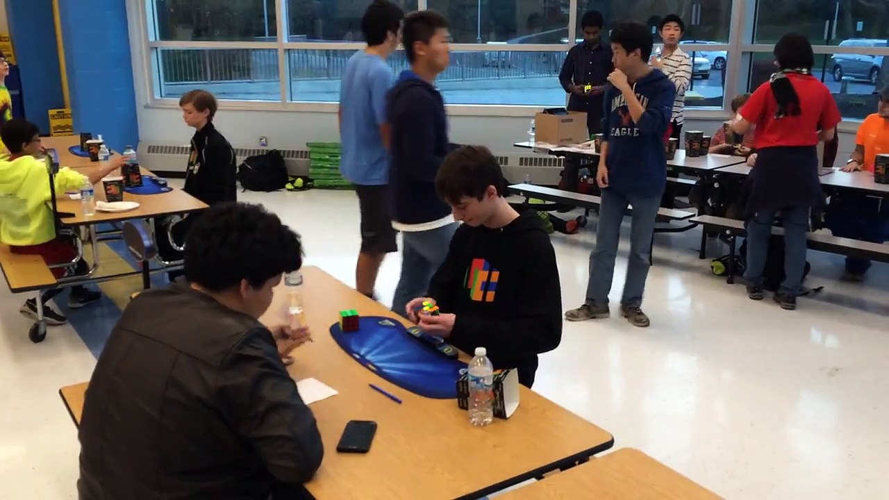 Nouveau record du monde de Rubik's Cube en 4,90...
