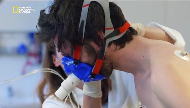 против поезда