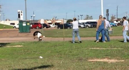 Une femme tire avec son arme pour arrêter un simple voleur