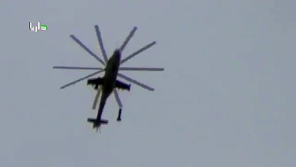 Des bombes barils explosent à une centaine de mètres d'un homme qui filme (Syrie)