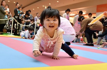 Download Video: Ouvrir le document dans une nouvelle fenêtre Ajouter au panier Imprimer Documents similaires Partager ce document Télécharger 3:19 TV Afficher/Masquer les informations Japon: record du monde de course de bébés rampants