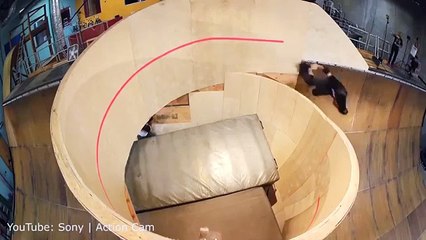Tony Hawk réussit le premier looping horizontal en skate