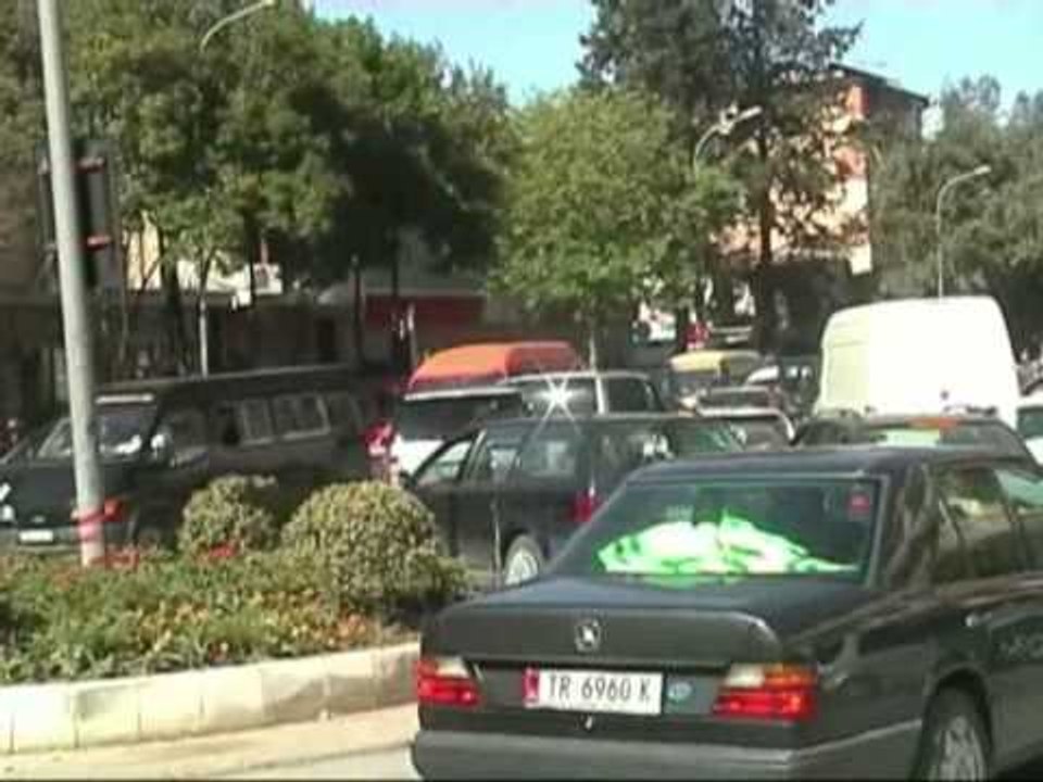 KAOS NE FUSHE KRUJE NUK KA PARKIME QINDRA MAKIN...