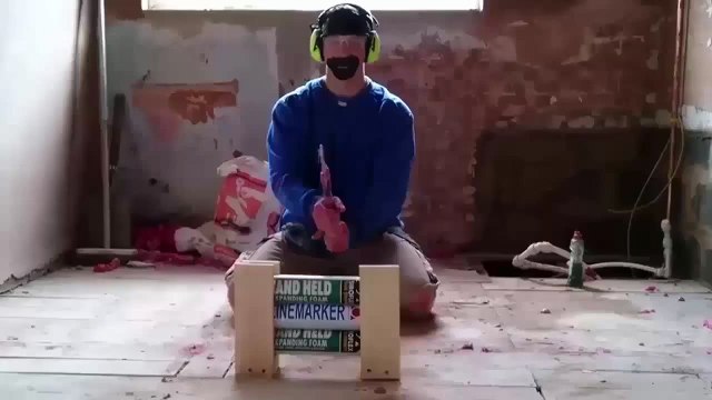 Развлечение на стройке с монтажной пеной