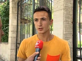 KOSOVARET E KUKESIT MARRIN PASAPORTEN SHQIPTARE NGA PRESIDENTI NISHANI LAJM