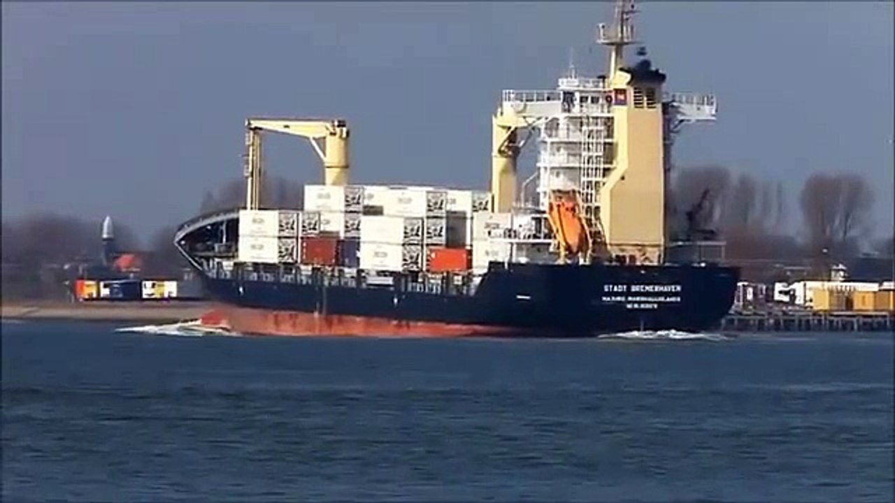 13 tane gemi taşıyan dev gemi