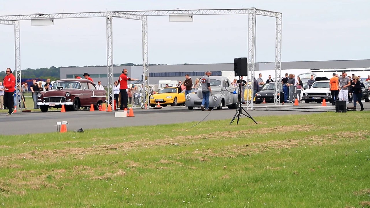 Willys Coupe gegen 1955er Chevrolet Bel Air - Drag Racing Street Mag Show Hildesheim 2014