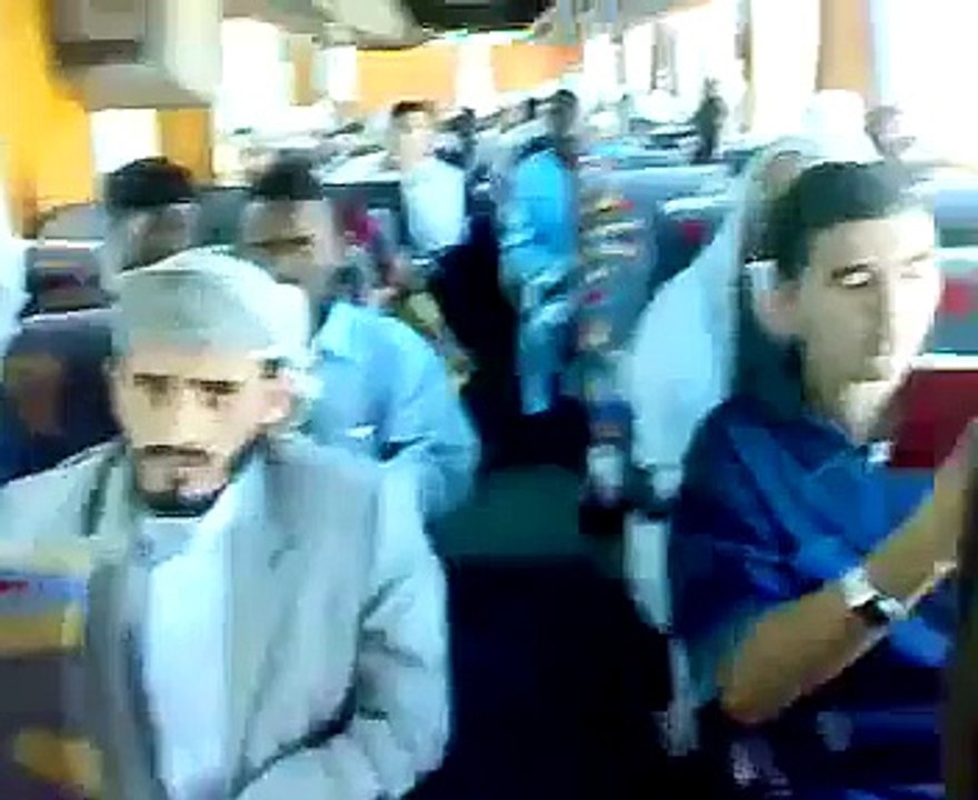 -بس میں پیش آنے والا عجیب لیکن بہترین واقعہ - Maulana Tariq Jameel-س میں بہت سے ملکوں سے قاری حضرات سفر کر رہے تھے ایک ق