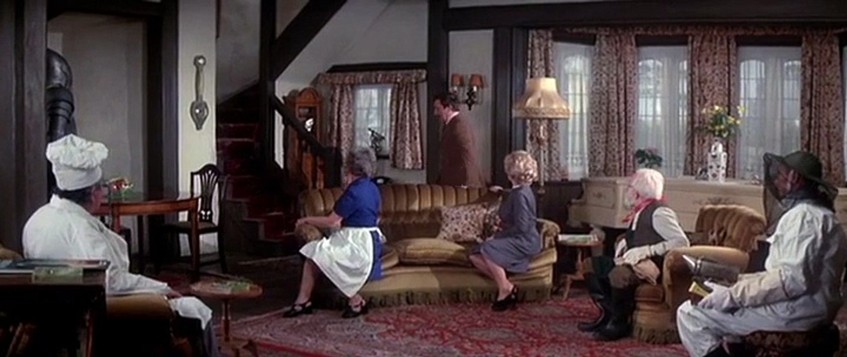 Inspector Clouseau verhört die Angestellten - Inspector Clouseau interrogates the staff